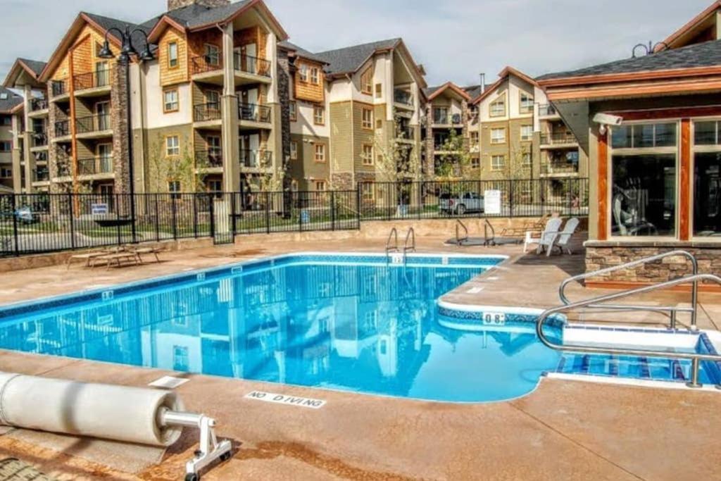 Rustic Modern 2 Bed 2 Bath With Lakeview Pool And Hot Tub インヴァーミア エクステリア 写真