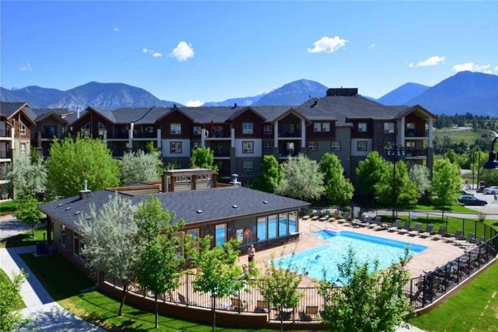 Rustic Modern 2 Bed 2 Bath With Lakeview Pool And Hot Tub インヴァーミア エクステリア 写真