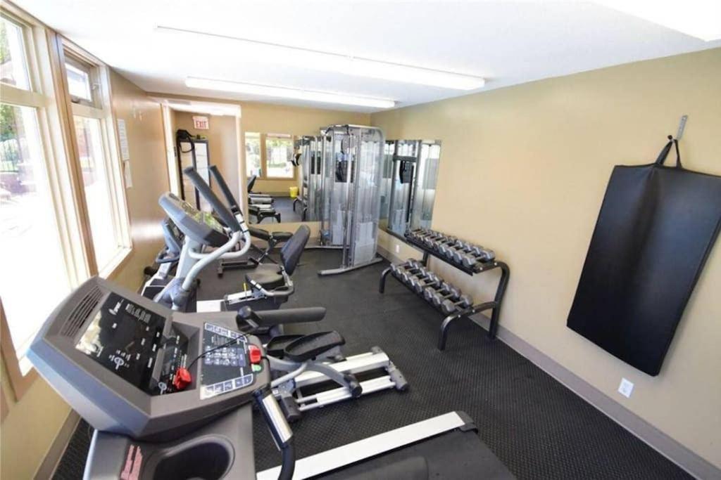 Rustic Modern 2 Bed 2 Bath With Lakeview Pool And Hot Tub インヴァーミア エクステリア 写真