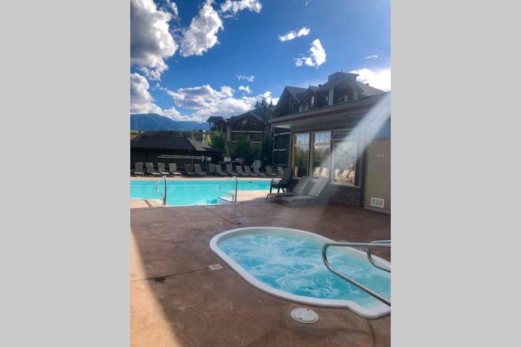 Rustic Modern 2 Bed 2 Bath With Lakeview Pool And Hot Tub インヴァーミア エクステリア 写真